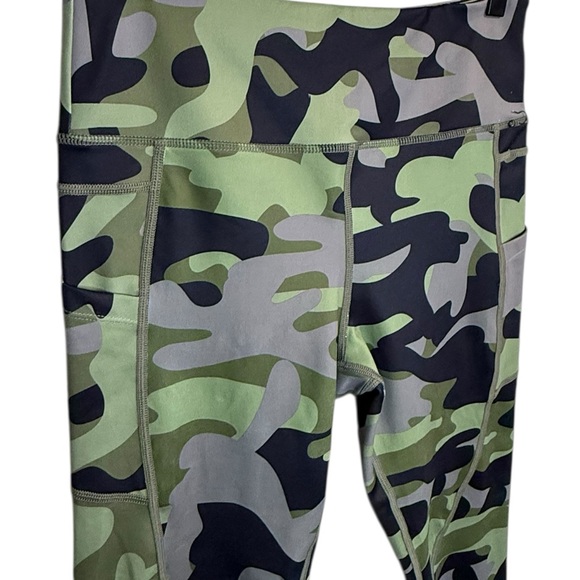Zyia Active Green Camo Pocket Light n Tight Hi-Rise 7/8 leggings - Picture 6 of 8